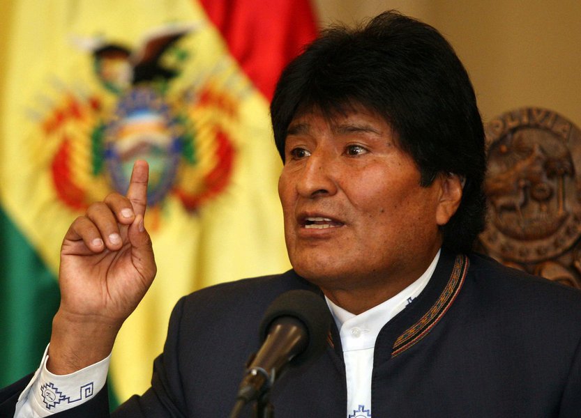 Partido do presidente da Bolívia, Evo Morales, o Movimento ao Socialismo (MAS) afirmou neste sábado que não permitirá uma repetição no país do que ocorreu na Argentina e na Venezuela, onde aliados do governo perderam nas urnas o controle do Executivo e do Legislativo, respectivamente; posicionamento foi anunciado em reunião entre Morales e produtores de folha de coca da região central de Chapare para repassar os resultados obtidos por seu governo em 2015 e definir as linhas de atuação para 2016
