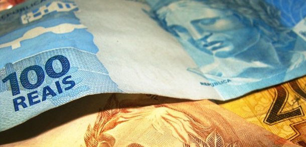 A Confederação Nacional dos Municípios prevê que o ano de 2016 será de sacrifício e muita incerteza para os chefes de Executivos municipais que já vão fechar 2015 no vermelho, em decorrência da queda brusca dos repasses dos recursos constitucionais; segundo informações obtidas pela CNM, junto a Secretaria do Tesouro Nacional, no acumulado de 2015, os municípios maranhenses deixaram de receber mais de R$ 195 milhões só de FPM; importante registrar, que se for desconsiderado também o repasse referente ao 0,5% de julho de 2015, a queda real do fundo é ainda mais expressiva, superando os 230 milhões
 