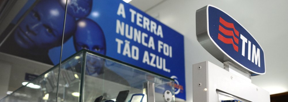 O Tribunal de Justiça (TJDFT) condenou a operadora em razão da prática abusiva de “derrubada” de chamadas da promoção Infinity, utilizando sistema de interrupção automática, com objetivo de cobrar tarifa por nova ligação, incorrendo em propaganda enganosa quanto à natureza da referida promoção ofertada ao público; em ação civil pública, o MP já havia dito que a empresa não presta os seus serviços com a devida boa-fé, e que existem diversas reclamações de consumidores quanto à inconsistência do sinal da operadora; a decisão não é definitiva e pode ser objeto de recurso