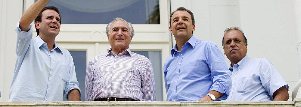 Aliados da presidente Dilma Rousseff, governador do Rio, Luiz Fernando Pezão; o ex-governador Sérgio Cabral e o prefeito do Rio, Eduardo Paes, defenderam unidade no PMDB e manifestaram apoio à reeleição de Michel Temer no partido; “Acalmar o relacionamento entre o PMDB do RJ e o Nacional e que estamos juntos pra defender a governabilidade !”, declarou Pezão; ala do partido ligada a Renan Calheiros defende troca do comando da sigla, após articulação do vice pró-impeachment e pela destituição do deputado Leonardo Picciani (RJ) da liderança da legenda na Câmara