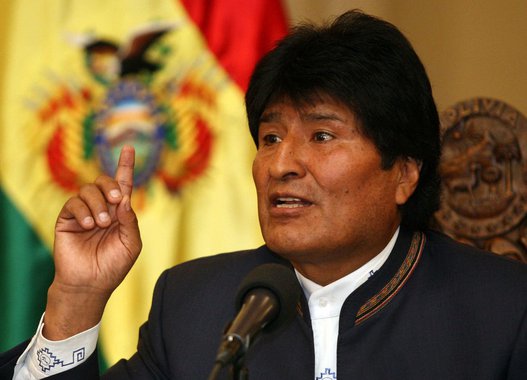 Partido do presidente da Bolívia, Evo Morales, o Movimento ao Socialismo (MAS) afirmou neste sábado que não permitirá uma repetição no país do que ocorreu na Argentina e na Venezuela, onde aliados do governo perderam nas urnas o controle do Executivo e do Legislativo, respectivamente; posicionamento foi anunciado em reunião entre Morales e produtores de folha de coca da região central de Chapare para repassar os resultados obtidos por seu governo em 2015 e definir as linhas de atuação para 2016
