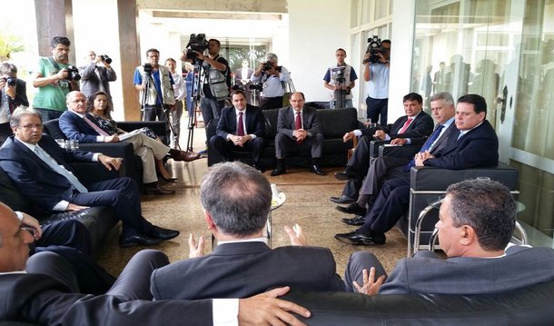 Reunidos na residência oficial do governador do Distrito Federal, Rodrigo Rollemberg (PSB), chefes de 10 estados debatem nesta tarde propostas para melhorar ambiente econômico do país e a situação dos estados; participam os governadores Geraldo Alckmin (PSDB-SP); Luiz Fernando Pezão (PMDB-RJ); Fernando Pimentel (PT-MG); Wellington Dias (PT-PI); Marconi Perillo (PSDB-GO); Marcelo Miranda (PMDB-TO); José Ivo Sartori (PMDB-RS); Rui Costa (PT-BA) e Carlos Brandão (PSDB), vice-governador do Maranhão; financiamento da saúde e a mudança na indexação da dívida de estados e municípios devem ser discutidos; ministro da Fazenda, Nelson Barbosa, participa do encontro