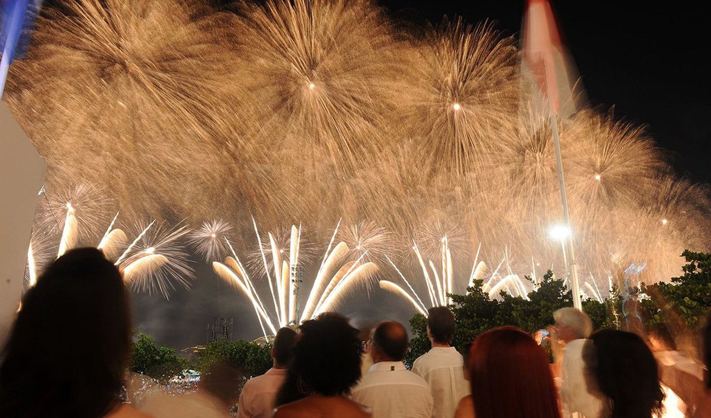 Festa de réveillon do tradicional hotel carioca, que teve ingressos de até R$ 3.300 por pessoa, não ficava tão lotada há dez anos; um salão extra precisou ser montado para comportar os convidados; entre eles, o prefeito Eduardo Paes e celebridades como Zeca Pagodinho