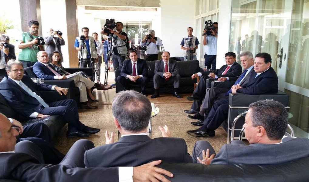 Reunidos na residência oficial do governador do Distrito Federal, Rodrigo Rollemberg (PSB), chefes de 10 estados debatem nesta tarde propostas para melhorar ambiente econômico do país e a situação dos estados; participam os governadores Geraldo Alckmin (PSDB-SP); Luiz Fernando Pezão (PMDB-RJ); Fernando Pimentel (PT-MG); Wellington Dias (PT-PI); Marconi Perillo (PSDB-GO); Marcelo Miranda (PMDB-TO); José Ivo Sartori (PMDB-RS); Rui Costa (PT-BA) e Carlos Brandão (PSDB), vice-governador do Maranhão; financiamento da saúde e a mudança na indexação da dívida de estados e municípios devem ser discutidos; ministro da Fazenda, Nelson Barbosa, participa do encontro