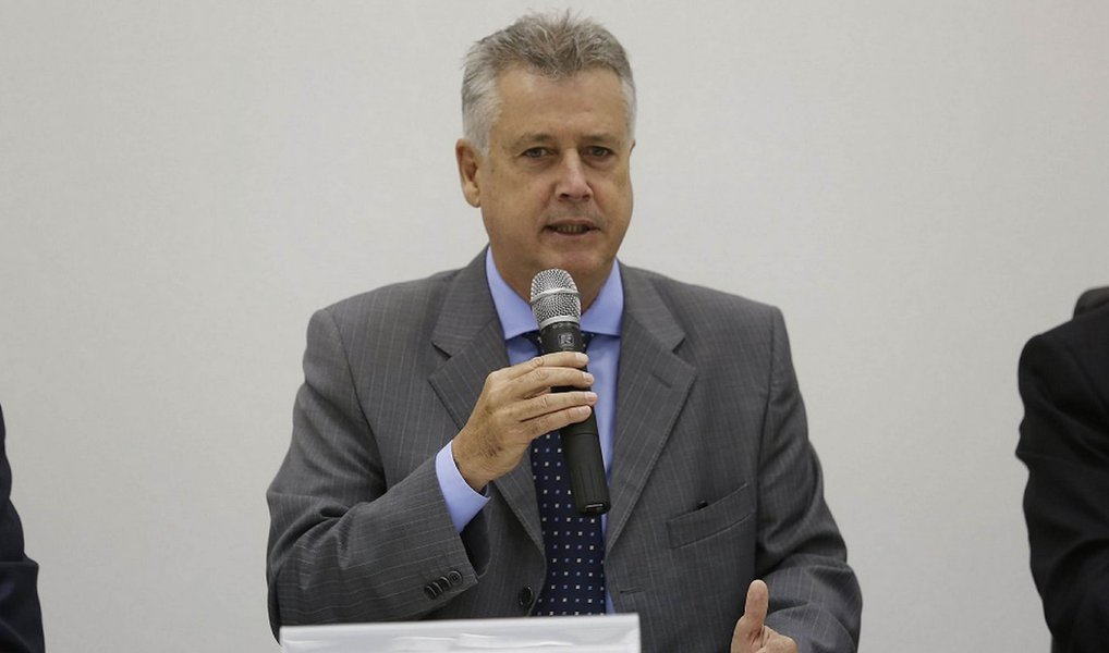 Governador Rodrigo Rollemberg assinou um documento detalhando a grave situação econômica encontrada no início do ano e as medidas adotadas para resgatar a saúde financeira do Distrito Federal; "É importante documentar os fatos para que toda a população tome conhecimento, cada vez mais, do que temos feito em relação à gestão pública", diz ele; em referência à gestão Agnelo Queiroz, no documento o governo aponta descumprimento da LRF, "expressivo volume de despesas" que não foram inscritas em Restos a Pagar", e "grande montante de despesas realizadas sem a devida cobertura de créditos orçamentários"