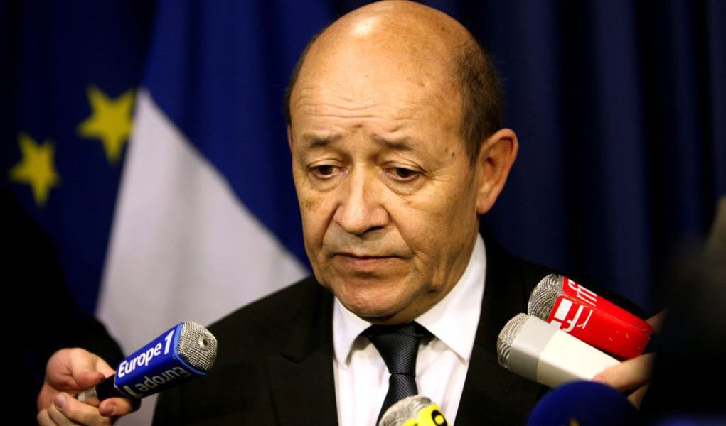 "Em Bruxelas, eu acabei de invocar o Artigo 42.7", disse o ministro da Defesa, Jean-Yves Le Drian, em sua conta no Twitter durante encontro de ministros da Defesa do bloco; autoridades da UE disseram que essa foi a primeira vez que o artigo de assistência mútua do tratado da UE foi ativado; diz que no caso de "agressão armada" a qualquer país do bloco, os outros países têm "uma obrigação de ajuda e assistência por todos os meios em seu poder"
