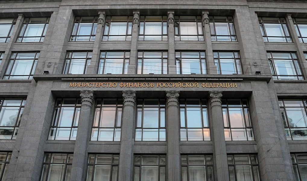 O ministério russo das Finanças anunciou que entrará com uma ação legal contra a Ucrânia, exatamente duas semanas após o país se recusar oficialmente a pagar uma dívida equivalente a US$ 3 bilhões aos russos; constatando que a Ucrânia está em "default" em vista das suas obrigações para com Moscou; o anúncio do processo contra Kiev ocorre no mesmo dia em que a parte comercial do acordo de associação entre a UE e a Ucrânia entrou em vigor; um conflito entre os dois países já deixou 9.000 mortos e resultou na anexação da península da Crimeia por parte dos russos