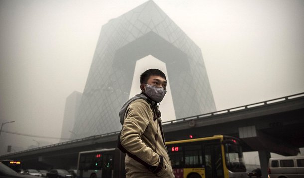 Pquim emitiu, pela segunda vez na história da cidade, o alerta vermelho (o mais alto) por poluição atmosférica; alerta vai vigorar entre as 7h deste sábado e as 12h de terça-feira (22)), no que os serviços meteorológicos anunciam como a pior onda de poluição atmosférica do ano no Norte da China; creches e escolas foram aconselhados pelo governo a suspender as aulas e as empresas a adotar "um horário de trabalho flexível"; população foi aconselhada a evitar atividades ao ar livre;  alerta foi emitido primeira vez, no último dia 7, o alerta vermelho, que durou até o meio-dia do dia 10