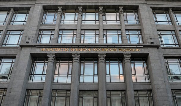 O ministério russo das Finanças anunciou que entrará com uma ação legal contra a Ucrânia, exatamente duas semanas após o país se recusar oficialmente a pagar uma dívida equivalente a US$ 3 bilhões aos russos; constatando que a Ucrânia está em "default" em vista das suas obrigações para com Moscou; o anúncio do processo contra Kiev ocorre no mesmo dia em que a parte comercial do acordo de associação entre a UE e a Ucrânia entrou em vigor; um conflito entre os dois países já deixou 9.000 mortos e resultou na anexação da península da Crimeia por parte dos russos