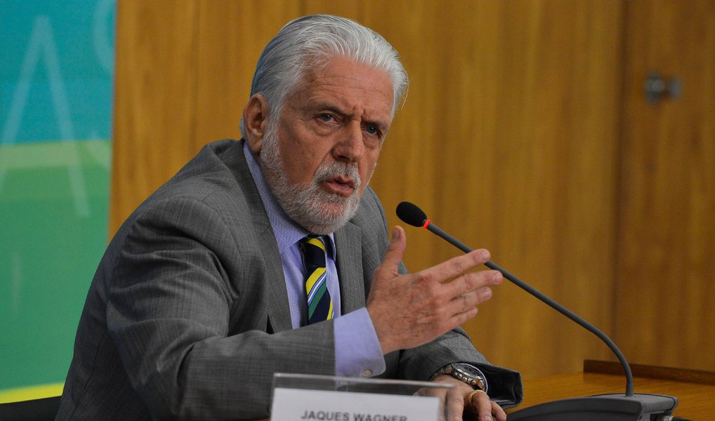O ministro da Casa Civil, Jaques Wagner, disse que a saída de Joaquim Levy do ministério da Fazenda não significa o fim do ajuste fiscal; segundo ele, o governo vai insistir na aprovação da proposta que recria a Contribuição sobre Movimentação Financeira, a CPMF, enviada ao Congresso Nacional; de acordo com Wagner, o governo não vai desistir de concluir a votação das medidas que estão sendo analisadas no parlamento