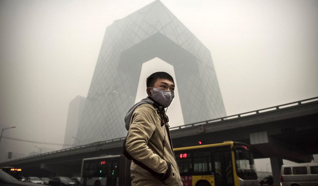 Pquim emitiu, pela segunda vez na história da cidade, o alerta vermelho (o mais alto) por poluição atmosférica; alerta vai vigorar entre as 7h deste sábado e as 12h de terça-feira (22)), no que os serviços meteorológicos anunciam como a pior onda de poluição atmosférica do ano no Norte da China; creches e escolas foram aconselhados pelo governo a suspender as aulas e as empresas a adotar "um horário de trabalho flexível"; população foi aconselhada a evitar atividades ao ar livre;  alerta foi emitido primeira vez, no último dia 7, o alerta vermelho, que durou até o meio-dia do dia 10