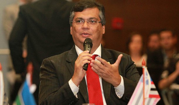 O governador do Maranhão, Flávio Dino, falou sobre as ações do executivo estadual no seu primeiro ano de gestão; “Cortamos gastos e, ao mesmo tempo, mantivemos investimentos. Foi um ano difícil, infelizmente 2016 também aparente ser um ano complicado. Nós conseguimos cortar R$ 300 milhões em gastos supérfluos, abusivos e ilícitos, e com isso mantivemos o equilíbrio e os investimentos em 2015″, disse ele