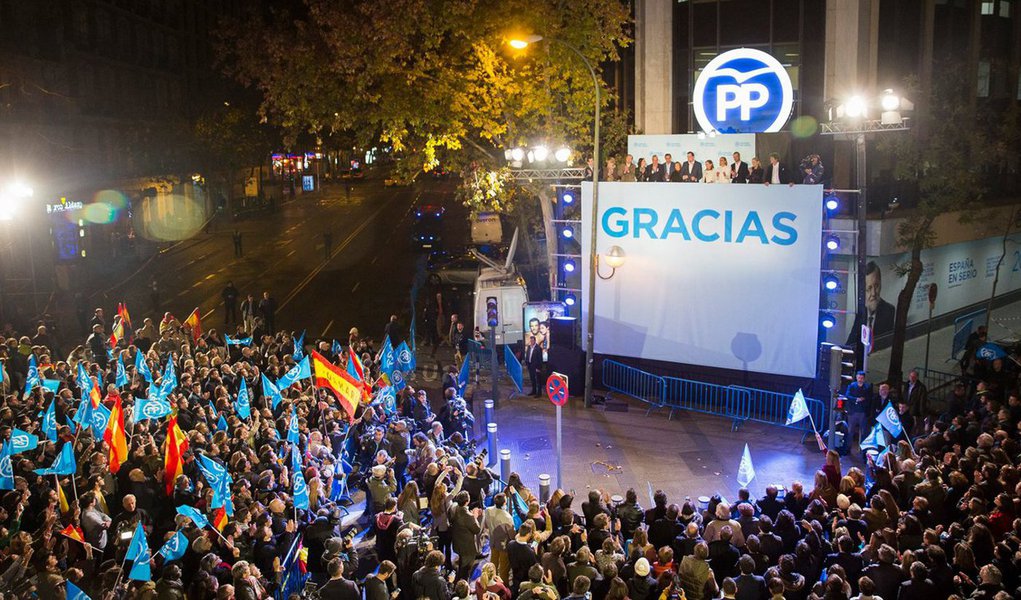 Vice Soraya Sáenz de Santamaría anunciou a vitória do Partido Popular quando foram a apuração já havia atingido atingia 97% das urnas; logo após, o secretário-geral do Podemos – partido de esquerda que ficou em terceiro lugar –, Pablo Iglesias, reafirmou que os resultados da eleições gerais em Espanha indicam "o fim do bipartidismo": "Hoje nasceu uma nova Espanha. Inaugura-se uma nova etapa política no país. As forças da mudança obtiveram mais de 20% dos votos, mais de 5 milhões de votos em todo o país"