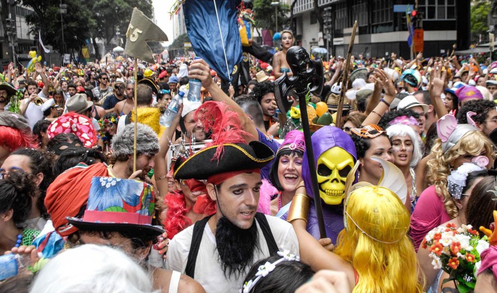 Sem dinheiro, os blocos de rua do Rio de Janeiro apelam à criatividade para conseguir desfilar no carnaval de rua de 2016; de acordo com diretores e produtores de blocos, o problema financeiro é uma questão delicada a ser resolvida a cada ano, por isso eles  procuram alternativas como o financiamento coletivo, a arrecadação por meio de shows e o patrocínio de empresas privadas