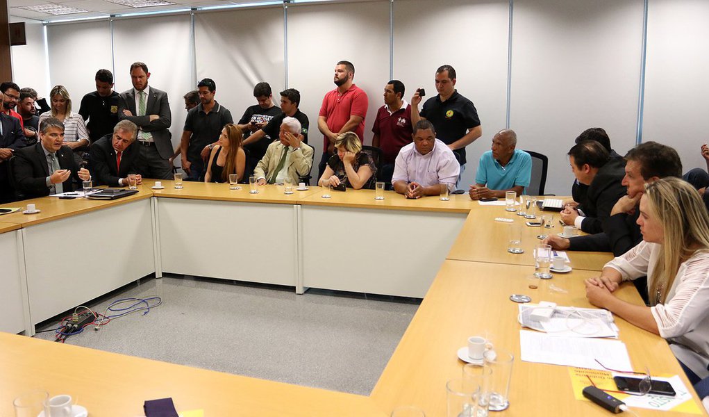 O governo do Distrito Federal vai apresentar, na próxima sexta-feira (23), um cronograma de pagamento de reajustes a 32 categorias profissionais validados pela administração anterior sem a devida previsão orçamentária; o compromisso foi fechado após uma reunião na Câmara Legislativa, entre representantes do Executivo, deputados distritais e sindicalistas; parlamentares sinalizaram a intenção de votar pelo menos sete projetos de lei apresentados e que devem incrementar a arrecadação do Distrito Federal em 2016