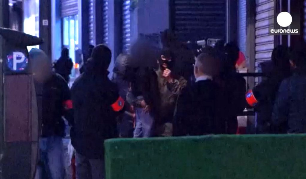 Mais um suspeito de envolvimento nos atentados de Paris foi detido na Bélgica, um dia depois de o Conselho de Ministros belga ter decidido manter 700 militares nas ruas até 20 de janeiro; a decisão de manter militares nas ruas surgiu após um parecer do Comitê Estratégico de Inteligência e Segurança que estabeleceu o nível de ameaça em três - em uma escala que vai até quatro; o suspeito detido hoje chama-se Abdullah C., nasceu em 1985 e tem nacionalidade belga, segundo o comunicado do Ministério Público belga
 