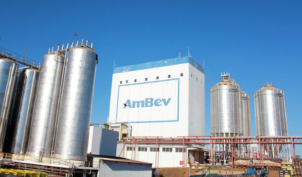 A fabricante de bebidas Ambev registrou lucro líquido ajustado de 3,086 bilhões de reais no terceiro trimestre, impulsionado pela alta das vendas mesmo diante de um ambiente macroeconômico desfavorável no Brasil; o resultado representou uma alta de 6,3% na comparação com o mesmo período do ano passado, informou a empresa; a Ambev é dona de marcas como Budweiser, Stella Artois, Bohemia, Original, Skol, Brahma, Serramalte e Antarctica