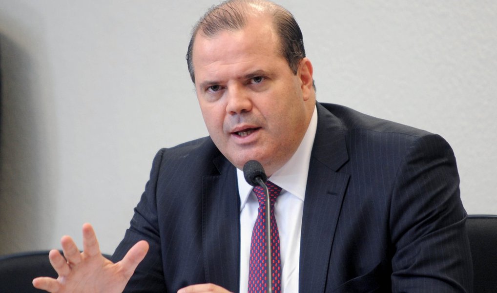 O presidente do Banco Central, Alexandre Tombini, disse, nesta sexta-feira (18), que a indicação de Nelson Barbosa para o lugar de Joaquim Levy é "uma solução natural" e que "não trará mudança para a política monetária em curso"