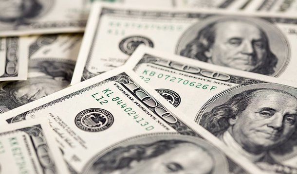 O dólar fechou em queda nesta sexta (9), um dia após o Federal Reserve (Fed), banco central dos Estados Unidos, reforçar as expectativas dos investidores de que a taxa de juros norte-americana deve subir somente em 2016, mas com o mercado ainda atento à conturbada cena política e econômica no Brasil