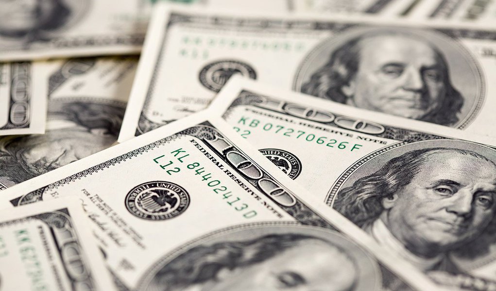 O dólar fechou em queda nesta sexta (9), um dia após o Federal Reserve (Fed), banco central dos Estados Unidos, reforçar as expectativas dos investidores de que a taxa de juros norte-americana deve subir somente em 2016, mas com o mercado ainda atento à conturbada cena política e econômica no Brasil
