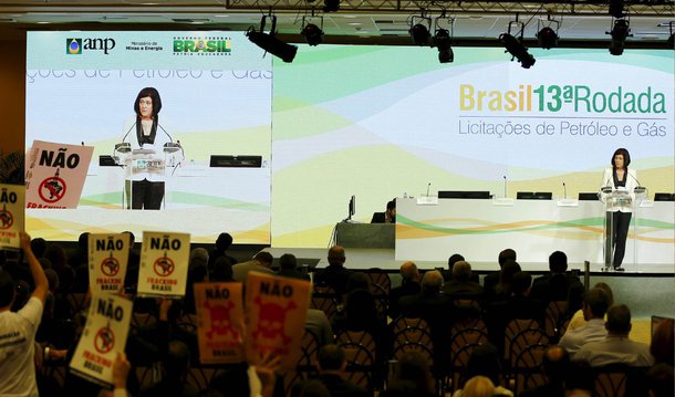 Em sua primeira parte, a 13ª Rodada de Licitação de áreas de petróleo e gás natural apresentou fraco interesse pelos ativos ofertados, em um leilão tido pelo mercado como desafiador, considerando os preços mais baixos do petróleo e a crise da Petrobras; não houve ofertas para quatro das seis bacias ofertadas