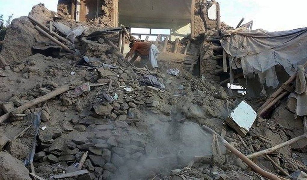 Combatentes afegãos ligados ao grupo Talibã tomaram uma região afetada pelo terremoto de 7,5 graus que atingiu o país na útima segunda-feira (26); talibãs atacaram, a partir de quatro pontos distintos, vários edifícios oficiais, incluindo a casa do governador no distrito de Darqad, na província de Takhar, na fronteira com o Tajiquistão, disse o porta-voz da Administração Provincial, Sanaullah Temory; porta-voz talibã Zabihullah Mujahid disse, em comunicado, que o distrito foi "totalmente" tomado. "Doze policiais morreram e muitos outros ficaram feridos na operação", completou