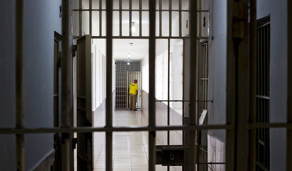 No Natal, 473 presos, que cumprem pena nos regimes aberto e semiaberto, classificados como de bom comportamento e que não cometeram falta grave, foram contemplados com a medida; destes, 26 não retornaram ao presídio; eles saíram no dia 24, véspera de Natal e o retorno estava previsto para o dia 26; de acordo com o juiz Eduardo Oberg “os apenados que não retornaram ao sistema prisional tiveram o mandado de prisão expedido imediatamente”