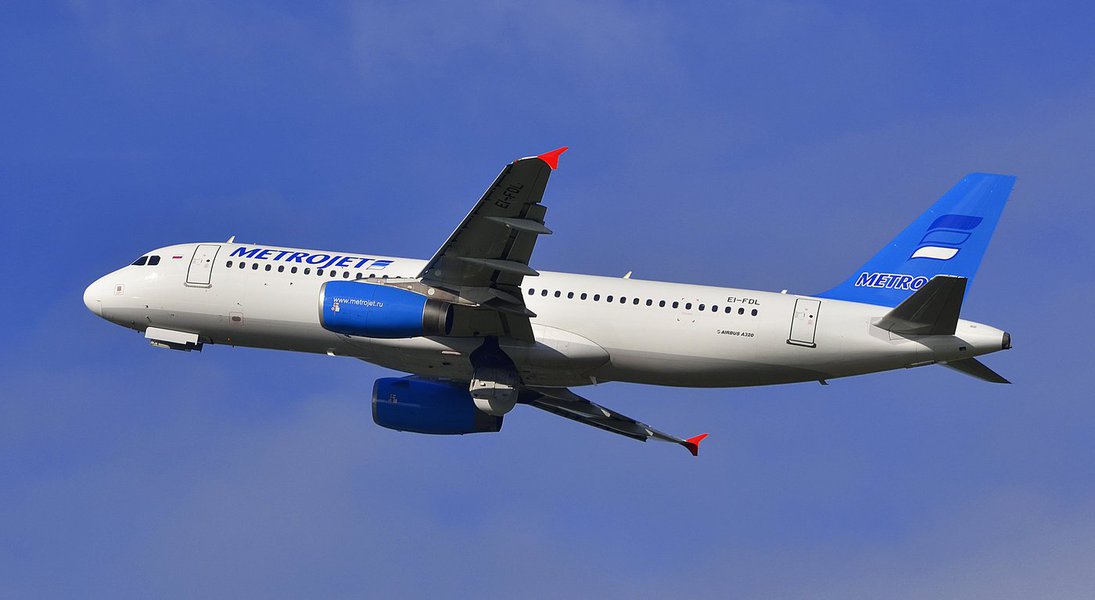 Airbus A-321 da empresa Metrojet tinha como destino o aeroporto Pulkovo, da cidade russa de São Petersburgo; entre os integrantes da aerovane estavam 17 crianças e 7 tripulantes; muitos dos passageiros eram turistas do luxuosíssimo resort egípcio de Sharm el-Sheikh; autoridades de segurança afastaram rumores de que o avião teria sido abatido por extremistas islâmicos; a província do Sinai, região da queda do avião, é conhecida por ser reduto do grupo egípcio filiado ao Estado Islâmico