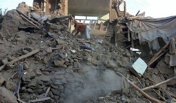 Combatentes afegãos ligados ao grupo Talibã tomaram uma região afetada pelo terremoto de 7,5 graus que atingiu o país na útima segunda-feira (26); talibãs atacaram, a partir de quatro pontos distintos, vários edifícios oficiais, incluindo a casa do governador no distrito de Darqad, na província de Takhar, na fronteira com o Tajiquistão, disse o porta-voz da Administração Provincial, Sanaullah Temory; porta-voz talibã Zabihullah Mujahid disse, em comunicado, que o distrito foi "totalmente" tomado. "Doze policiais morreram e muitos outros ficaram feridos na operação", completou