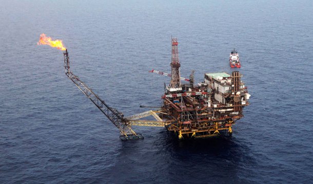 Preço do petróleo caiu cerca de 6% nesta quarta-feira, 6, depois de ficar abaixo de US$ 35 por barril pela primeira vez desde 2004; contratos futuros do petróleo Brent (a principal referência no mercado internacional) tiveram queda de US$ 2,19, ou 6,01%, a US$ 34,23 por barril; mais cedo, caiu para US$ 34,13, menor nível desde o fim de junho de 2004