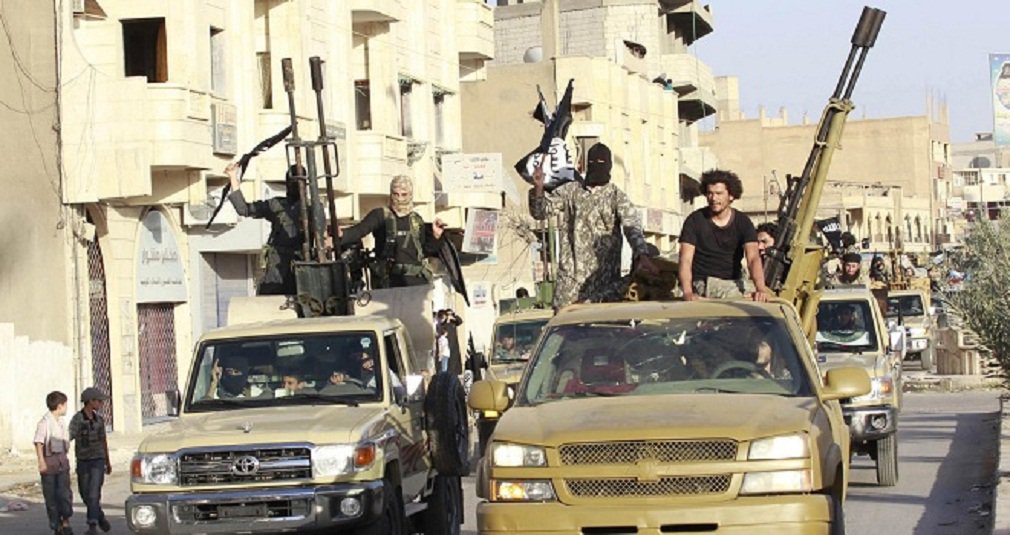 Coalizão liderada pelos Estados Unidos realizou 24 ataques contra militantes do Estado Islâmico na quarta-feira, colocando pressão sobre o grupo em torno de Ramadi e Mosul, no Iraque, e ao longo da linha Mar'a, na Síria; aviões de guerra efetuaram nove ataques aéreos perto de Mosul, a segunda maior cidade do Iraque, que sucumbiu a combatentes do Estado Islâmico em 2014; coalizão tem intensificado os ataques ao redor de Mosul nas últimas duas semanas, atingindo-a mais de 90 vezes