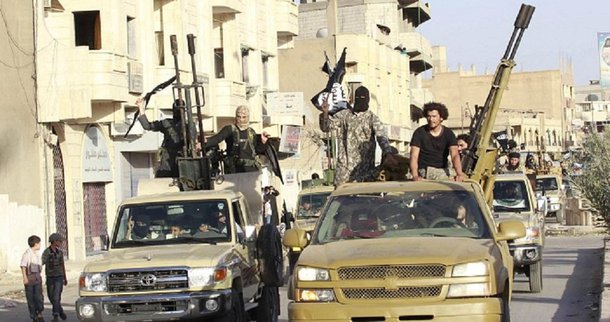 Coalizão liderada pelos Estados Unidos realizou 24 ataques contra militantes do Estado Islâmico na quarta-feira, colocando pressão sobre o grupo em torno de Ramadi e Mosul, no Iraque, e ao longo da linha Mar'a, na Síria; aviões de guerra efetuaram nove ataques aéreos perto de Mosul, a segunda maior cidade do Iraque, que sucumbiu a combatentes do Estado Islâmico em 2014; coalizão tem intensificado os ataques ao redor de Mosul nas últimas duas semanas, atingindo-a mais de 90 vezes