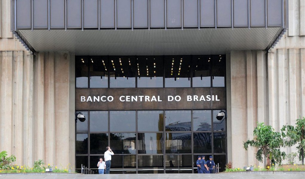 Brasil teve déficit em transações correntes de US$ 3,076 bilhões em setembro; saldo negativo acumulado em 12 meses correspondente a 4,18% do Produto Interno Bruto (PIB), segundo dados do Banco Central