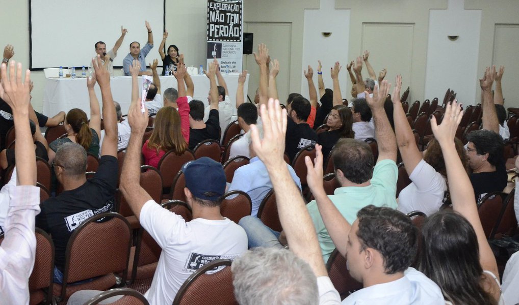 Fisioterapeutas, psicólogos e nutricionistas da Secretaria de Saúde suspenderam a greve; de acordo com o Sindicato dos Empregados em Estabelecimentos de Serviços de Saúde de Brasília (SindSaúde), os profissionais que têm ensino superior voltam ao trabalho nesta quinta-feira (29); técnicos administrativos, técnicos auxiliares, biomédicos, terapeutas e bioquímicos, entre outros, também são representados pelo sindicato; segundo o SindSaúde, a paralisação foi encerrada, mas os trabalhadores permanecem em alerta de greve