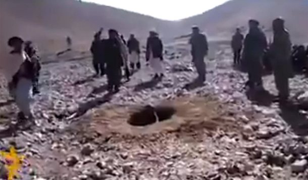 Uma jovem afegã foi apedrejada até a morte por talibãs e chefes de guerra por tentar fugir com o seu amante, informaram nesta terça as autoridades do Afeganistão. No vídeo, vê-se uma jovem de pé, em um buraco aberto no chão, apenas com a cabeça de fora, enquanto um homem vestido de preto pega uma pedra e atira em sua direção. Em seguida, três homens atiram pedras. Um deles sugere à jovem que recite a shahada, a profissão de fé muçulmana