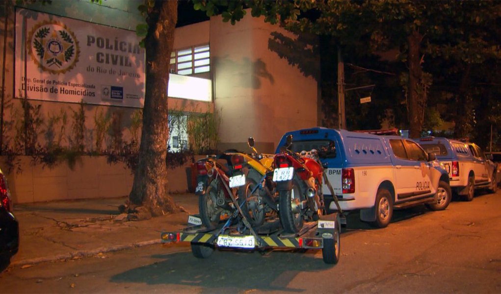 Quatro pessoas morreram e pelo menos cinco ficaram feridas durante um tiroteio no conjunto habitacional César Maia, na zona oeste do Rio; segundo a PM, houve confronto entre grupos criminosos rivais na comunidade, localizada no bairro de Vargem Pequena; de acordo com a PM, quando os policiais chegaram à Rua J, encontraram quatro pessoas baleadas; três estavam mortas e uma foi encontrado com vida