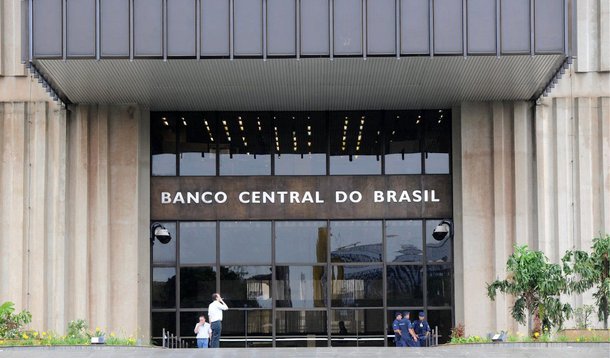 Brasil teve déficit em transações correntes de US$ 3,076 bilhões em setembro; saldo negativo acumulado em 12 meses correspondente a 4,18% do Produto Interno Bruto (PIB), segundo dados do Banco Central