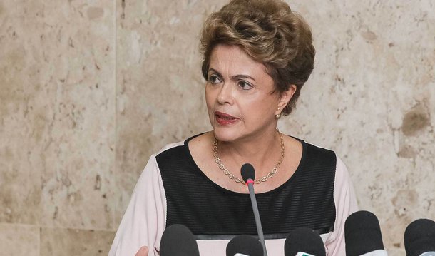 Para o colunista do 247 Alex Solnik, "uma das tarefas da equipe de governo para 2016 é trabalhar para restabelecer a verdade a respeito da presidente Dilma Rousseff que, apesar de ter tido uma educação exemplar, exibir diploma universitário e ter exercido altos cargos governamentais de muita responsabilidade (...), sofre uma campanha infame que tenta rotulá-la de 'burra'"; "Não importa mais discutir como isso começou, cabe combater esse câncer imagético primeiro porque não é verdadeiro e segundo porque ninguém quer ter uma presidente burra e, se a população for informada de que burra ela não é, sua avaliação tende a melhorar e a avaliação popular é crucial para enterrar o impeachment", analisa o jornalista