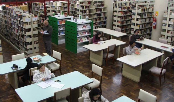 O Ministério da Cultura lançou em dezembro o novo cadastro de bibliotecas públicas e comunitárias do país. Os números atuais indicam que 112 dos 5.570 municípios não contam com espaços públicos de leitura, embora o Brasil disponha de 6.701 bibliotecas públicas já cadastradas e em torno de 3 mil comunitárias