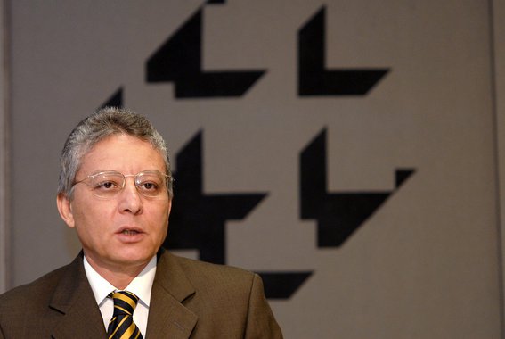 Diretor de Política Econômica do Banco Central (BC), Altamir Lopes, disse que é possível atingir a meta de superávit primário em 2016; Comissão Mista de Orçamento do Congresso Nacional aprovou a redução da meta de superávit primário de 0,7% para 0,5% do Produto Interno Bruto (PIB) no próximo ano; segundo ele, governo precisa trabalhar, com corte de gastos e medidas para aumentar a arrecadação e alcançar a meta 