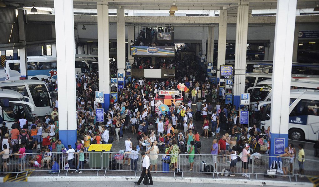 A Rodoviária Novo Rio normalizou os embarques porque as empresas colocaram ônibus extras para atender aos passageiros após o feriadão de Ano Novo; devido ao grande número de viajantes querendo retornar à São Paulo, houve dificuldade para embarque; problemas como falta de ônibus e passagens, além de atrasos, foram relatados pelos passageiros; as quatro empresas que oferecem o serviço de transporte para São Paulo colocaram ônibus com embarque imediato durante todo o dia