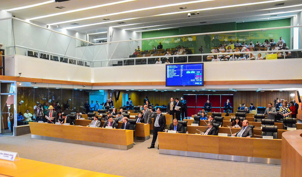 Em sessão extraordinária, o Plenário aprovou o projeto que prevê o Orçamento do Estado do Maranhão para o exercício de 2016; o receita está estimada em R$ 16,6 bilhões; uma das fontes de arrecadação do governo para 2016 vem do ICMS; o Legislativa já havia aprovado o Projeto de Lei de autoria do governador Flávio Dino que aumenta a alíquota do ICMS para as operações de exportação, importação, e transportes no Maranhão de produtos considerados de 'luxo ou supérfluo