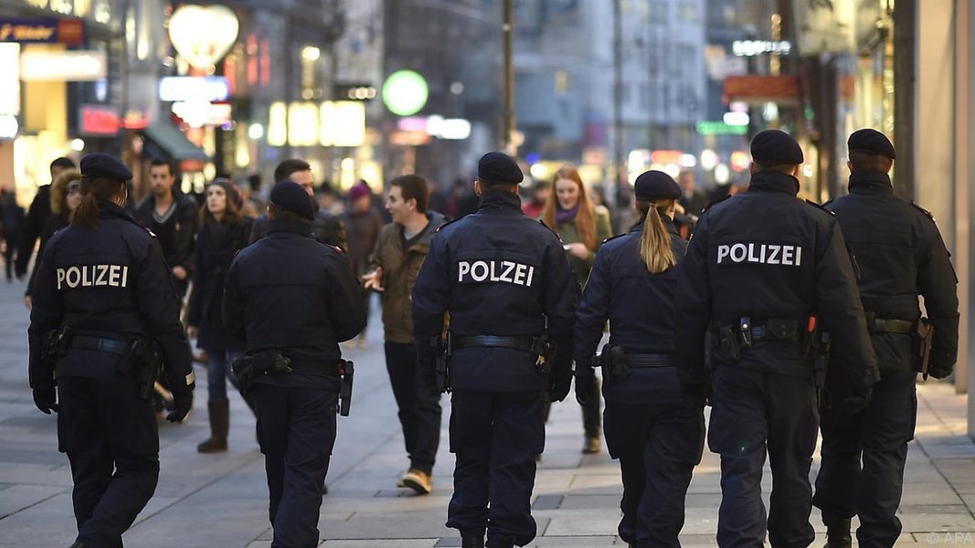 Polícia da Áustria informou que aumentou as medidas de segurança na capital, Viena, depois de ter recebido um aviso sobre possíveis ataques terroristas em várias capitais europeias nos próximos dias; avisos foram feitos pelo serviço secreto de um país amigo da Áustria, apontam para a possibilidade de ataques com explosões e disparos em locais com grandes concentrações de pessoas em várias capitais europeias