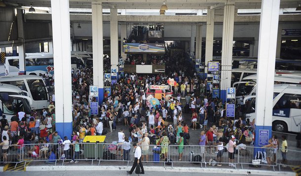A Rodoviária Novo Rio normalizou os embarques porque as empresas colocaram ônibus extras para atender aos passageiros após o feriadão de Ano Novo; devido ao grande número de viajantes querendo retornar à São Paulo, houve dificuldade para embarque; problemas como falta de ônibus e passagens, além de atrasos, foram relatados pelos passageiros; as quatro empresas que oferecem o serviço de transporte para São Paulo colocaram ônibus com embarque imediato durante todo o dia