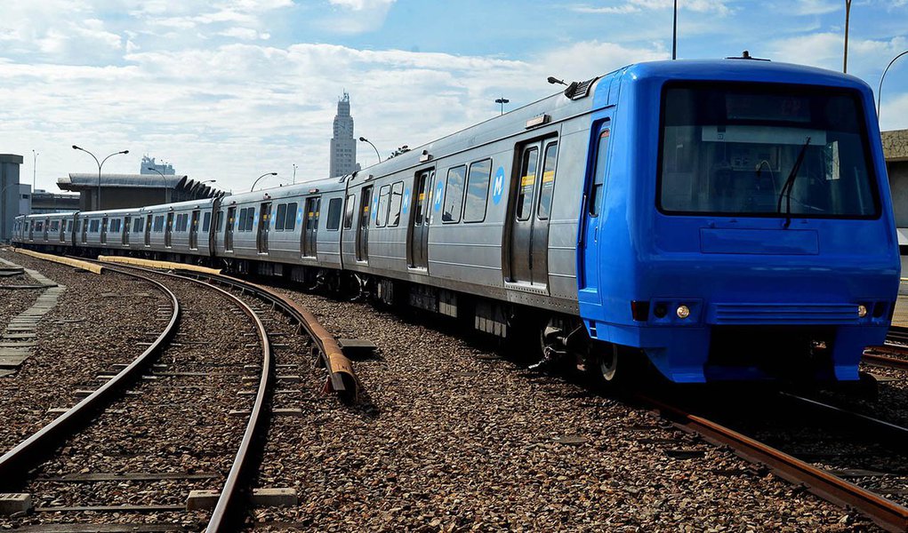 Depois de ônibus, táxis, barcas e trens terem reajustes em suas tarifas, o secretário estadual de transportes, Carlos Roberto Osório, anunciou que a passagem do sistema metroviário irá aumentar em abril. O reajuste ainda não foi calculado e, de acordo com o dirigente, está previsto no contrato de concessão; "O reajuste se dá pela inflação através de índices oficiais", afirmou ele, durante a visita às obras da estação Antero de Quental da Linha 4, no Leblon, Zona Sul do Rio