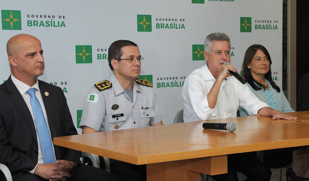 Governador Rodrigo Rollemberg anunciou mudanças na estrutura da segurança pública; assume a liderança da pasta a pernambucana Márcia de Alencar Araújo, que ocupava o cargo de subsecretária de Segurança Cidadã da pasta; para secretário-adjunto, foi nomeado o coronel José Cláudio de Siqueira Carvalho, da subchefia de Operações de Segurança da Casa Militar; a PM-DF também sofreu reestruturações no comando; "Graças à integração das forças de segurança com a sociedade conseguimos avançar na redução dos indicadores de violência em 2015"; disse ele; "Queremos uma polícia cidadã, que seja referência para o Brasil"