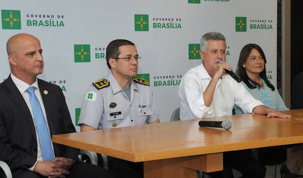 Governador Rodrigo Rollemberg anunciou mudanças na estrutura da segurança pública; assume a liderança da pasta a pernambucana Márcia de Alencar Araújo, que ocupava o cargo de subsecretária de Segurança Cidadã da pasta; para secretário-adjunto, foi nomeado o coronel José Cláudio de Siqueira Carvalho, da subchefia de Operações de Segurança da Casa Militar; a PM-DF também sofreu reestruturações no comando; "Graças à integração das forças de segurança com a sociedade conseguimos avançar na redução dos indicadores de violência em 2015"; disse ele; "Queremos uma polícia cidadã, que seja referência para o Brasil"