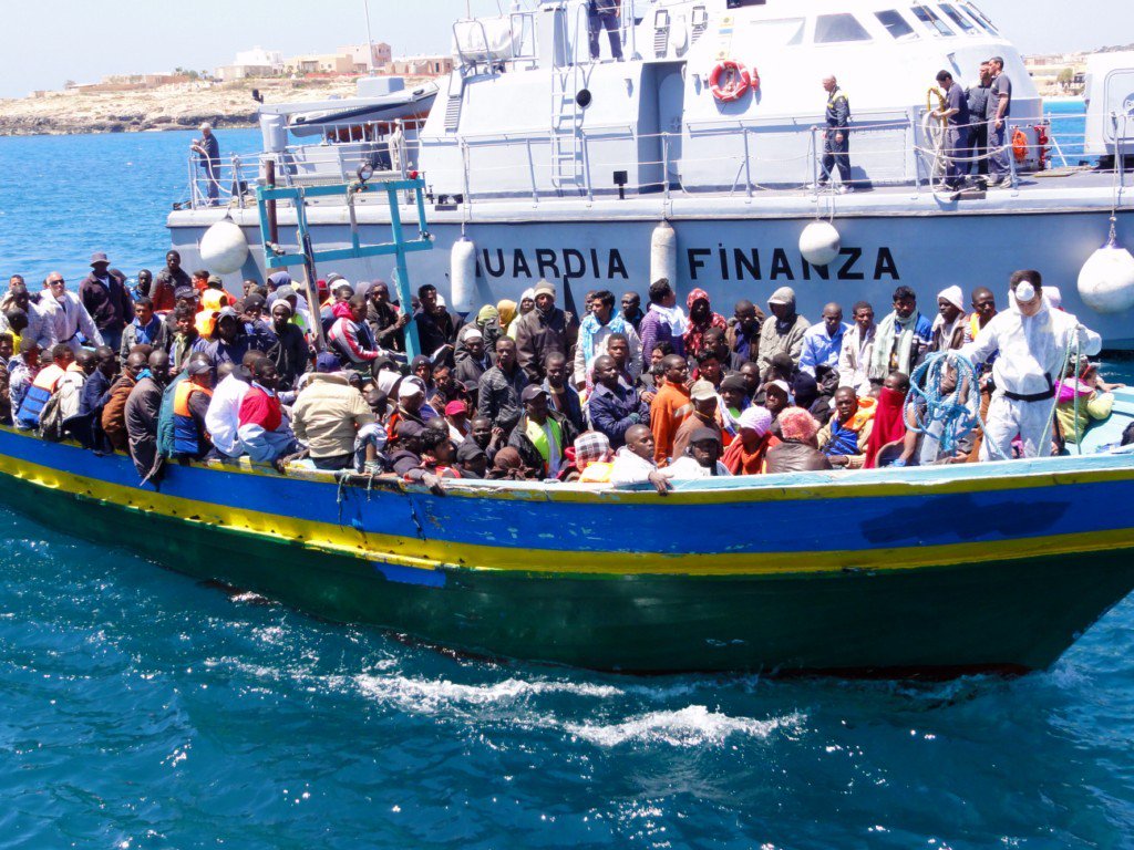 Mais de 2 mil migrantes foram resgatados nos últimos três dias pela Guarda Costeira e pela Marinha italiana, enquanto navegavam à deriva no Canal da Sicília, estreito do Mediterrâneo que separa a Costa Norte da África da Costa da Itália; segundo a Guarda Costeira, na sexta-feira (25) foram resgatados 751 migrantes que viajavam a bordo de cinco lanchas e uma barca; também ontem chegou ao porto de Reggio Calabria, no sul da Itália, o navio Corsi, da Guarda Costeira, para deixar 312 homens e 59 mulheres resgatados algumas horas antes