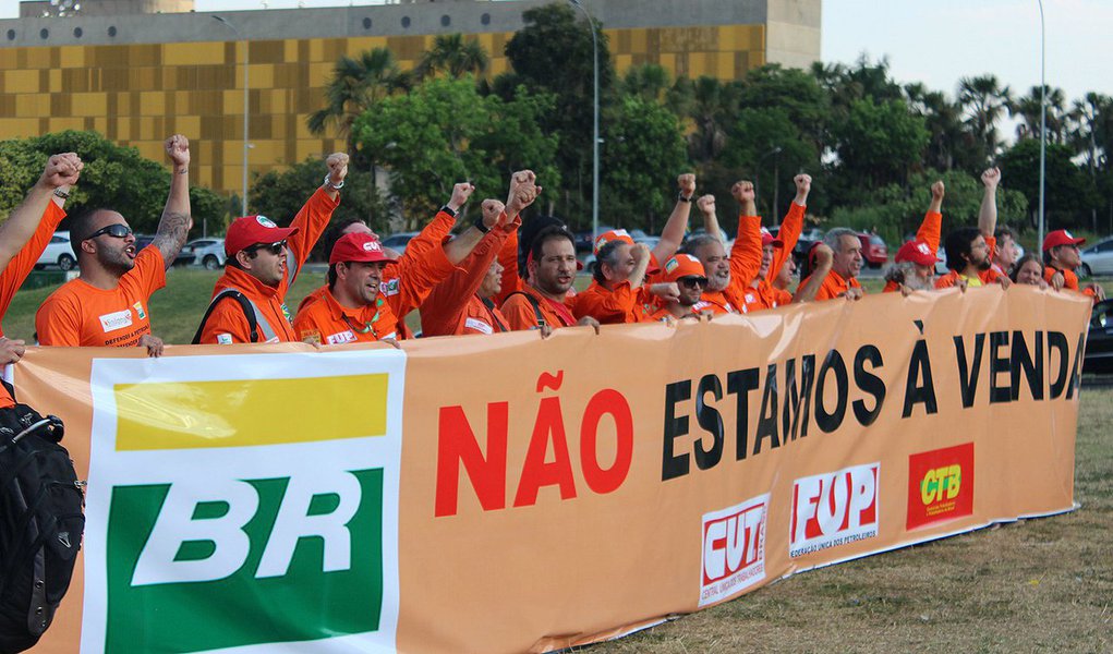 A Federação Única dos Petroleiros ingressou na Justiça Federal, com uma Ação Civil Pública para tentar impedir a concretização da venda, pela Petrobras, de 49% das ações da subsidiária Gaspetro; a venda à empresa Mitsui Gás e Energia do Brasil foi anunciada após a última reunião do Conselho de Administração da Petrobras, ocorrida no dia 23, e tem como objetivo reduzir o endividamento da companhia