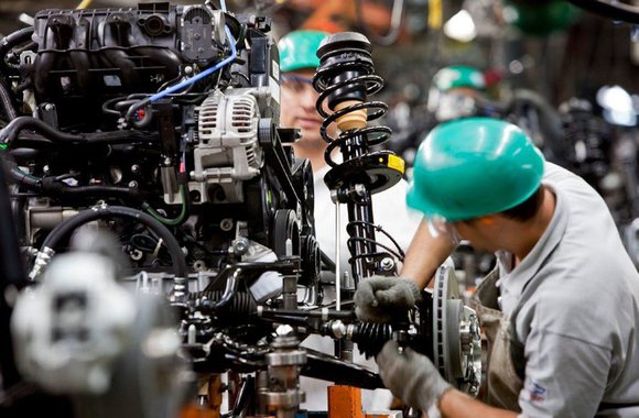 Produção industrial brasileira durante o terceiro trimestre deste exercício ficou em último lugar no ranking de mais de 130 países que representa 95% da indústria mundial; indústria nacional teve uma retração de 11% quando em comparação com o mesmo período do ano anterior. Segundo o Instituto de Estudos para o Desenvolvimento Industrial (IEDI), no acumulado do ano a queda deve chegar a 8%